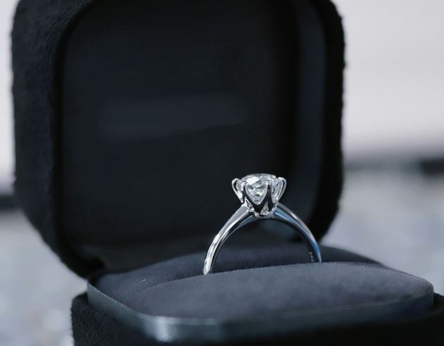 Enstensring med diamant i ringask – handgjord solitärring hos guldsmed i Göteborg