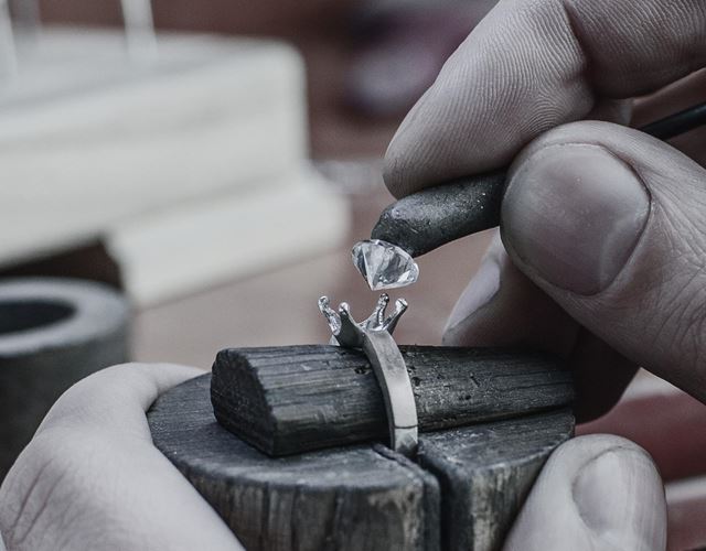 Tillverkning av enstensring med diamant i klofattning i guldsmedsverkstad – hantverk i Göteborg